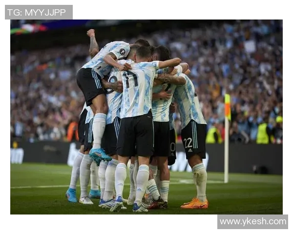 阿根廷足球明星在舞池中展现激情舞姿引发热议