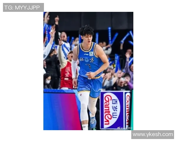 曾凡博的篮球之路:从青涩少年到职业赛场的拼搏与成长 曾凡博的篮球之路:从青涩少年到职业赛场的拼搏与成长